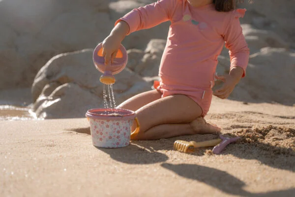 beach set pink flowers 2014446 2 600x400 1