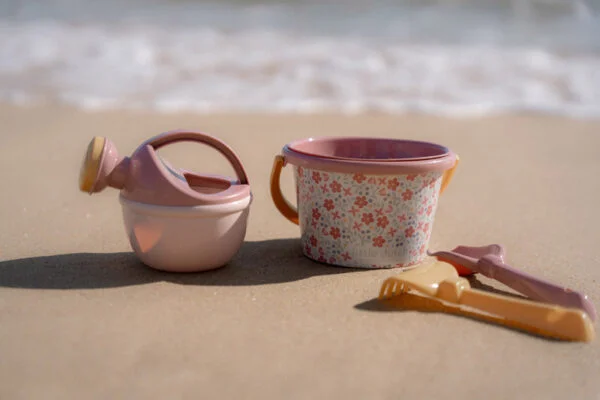beach set pink flowers 2014446 5 600x400 1