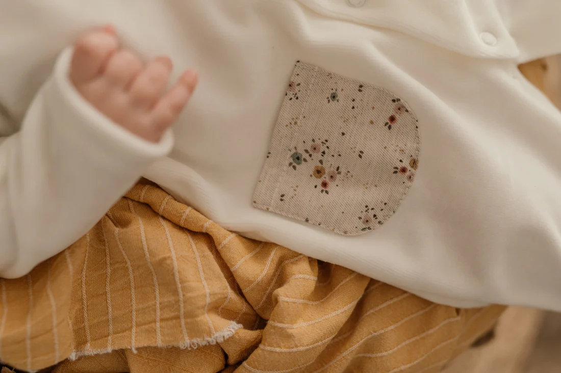 Babygrow laminado flores com bolsos 0 meses Mighty Love - Image 2