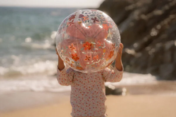 beach ball 3d figure pink flowers 2014448 16 600x400 1